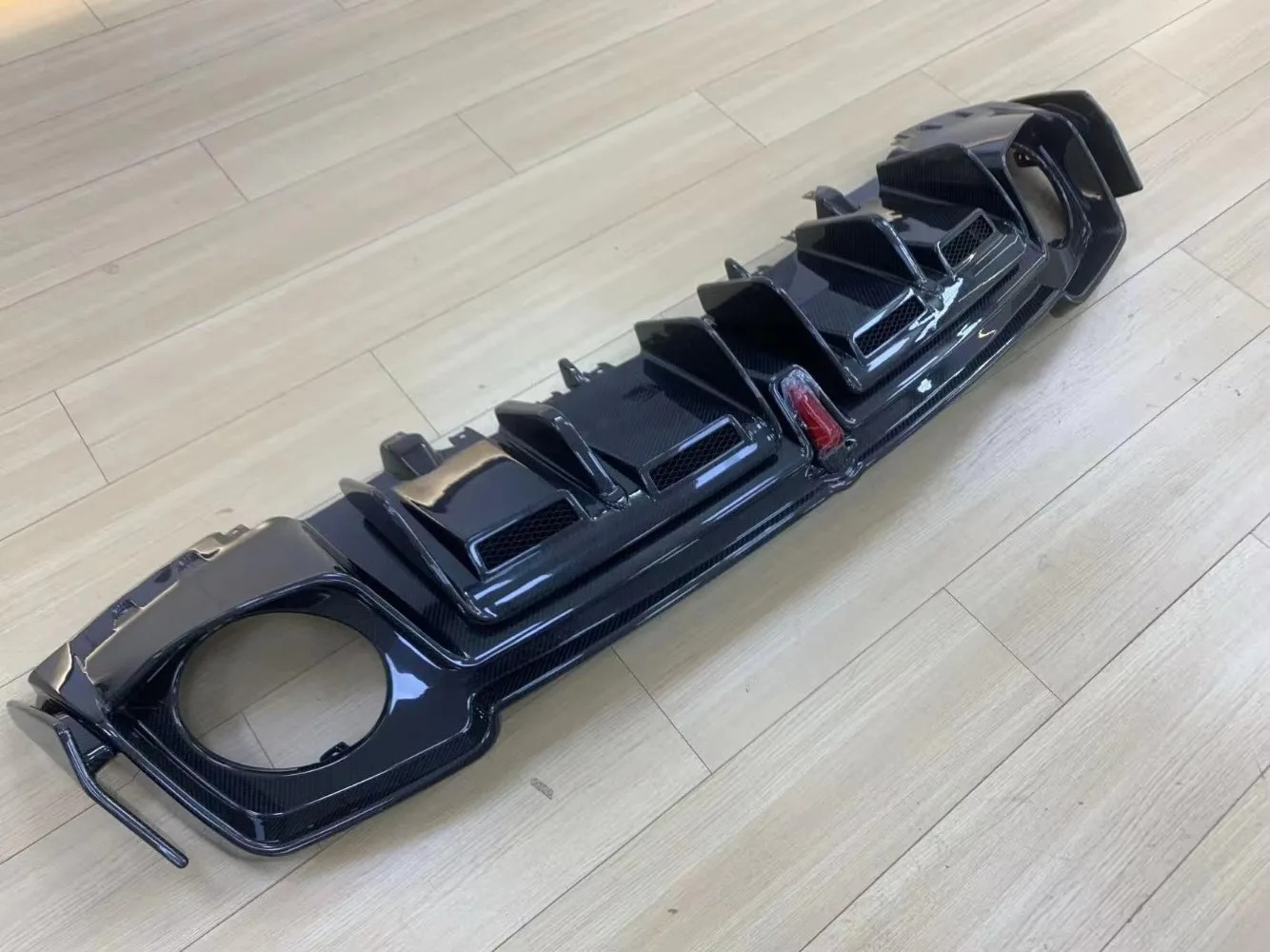 High Quality Fast Delivery Whole Sale Price Dry Carbon Fiber Cap Style Rear Diffuser Spoiler Wing Body Kits for  R8